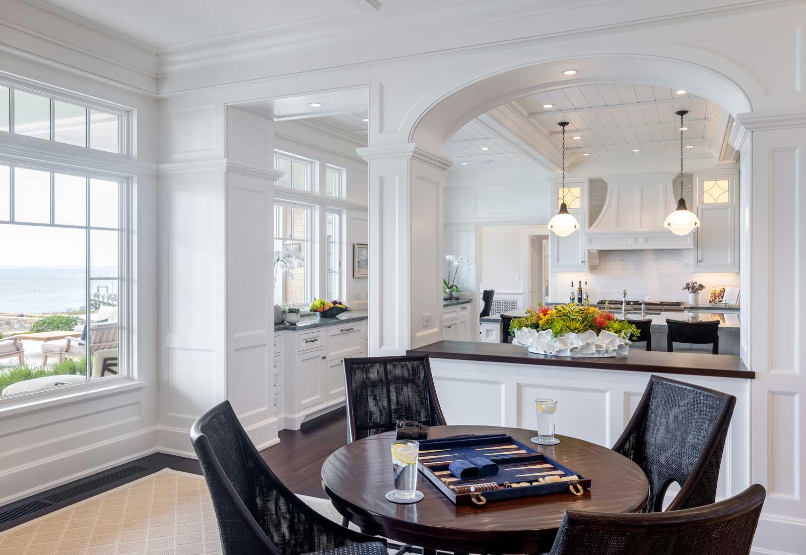 由Howland公司设计的瓦式海洋家庭用餐区和厨房.